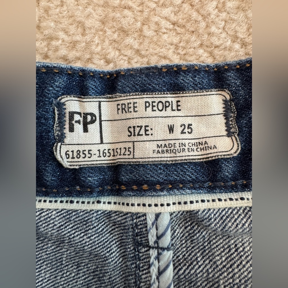 Free People Button Fly Distressed Cut-Off Jean Shorts Festival Grunge Size 25 - Picture 4 of 6